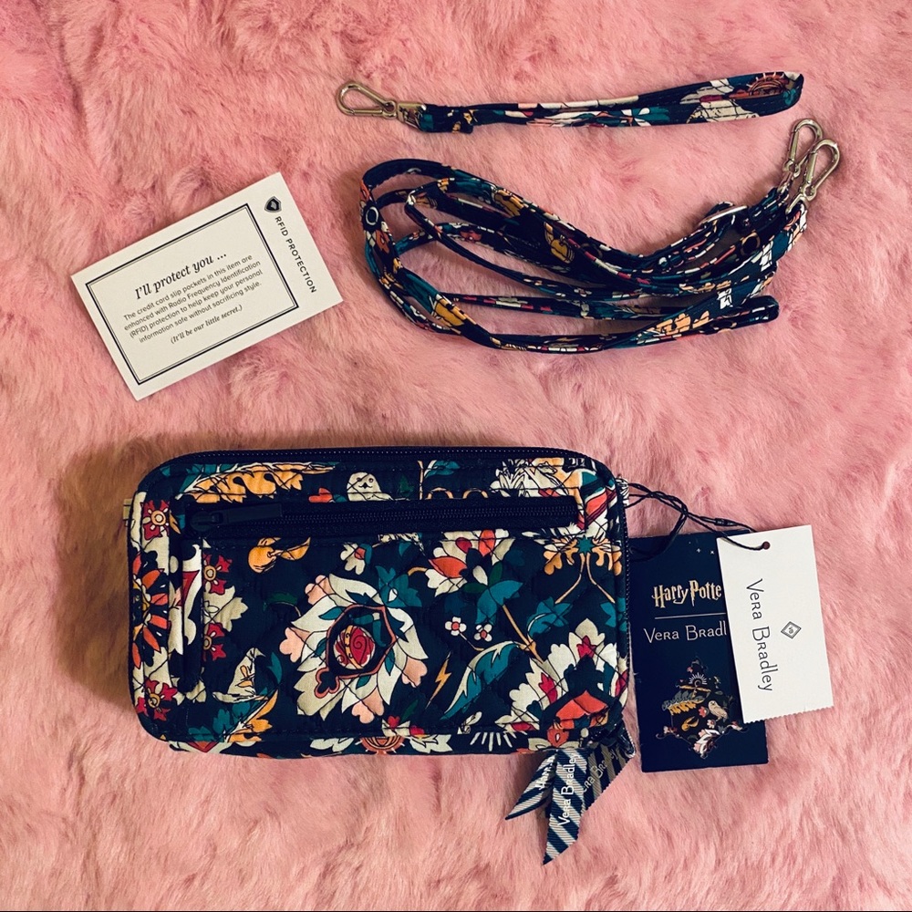 ⚡️Vera Bradley x Harry Potter⚡️ Wristlet/Crossbody - Picture 2 of 4